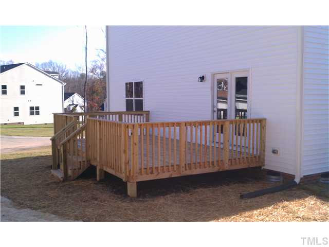 Oversized deck great for entertaining!