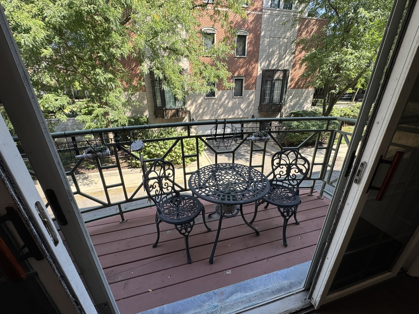 1413 South Prairie Avenue Chicago, IL 60605 - Photo 9 of 29 a view of a chairs and table in the balcony