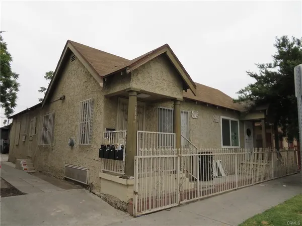 $2,500 | 3923 South South Normandie Avenue, Los Angeles, CA 90062