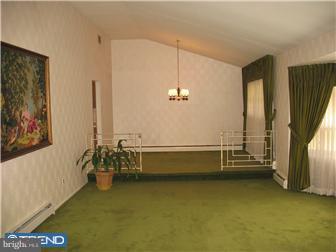 10 Chestnut Road Southampton, PA 18966 - Photo 3 of 6 Living Room