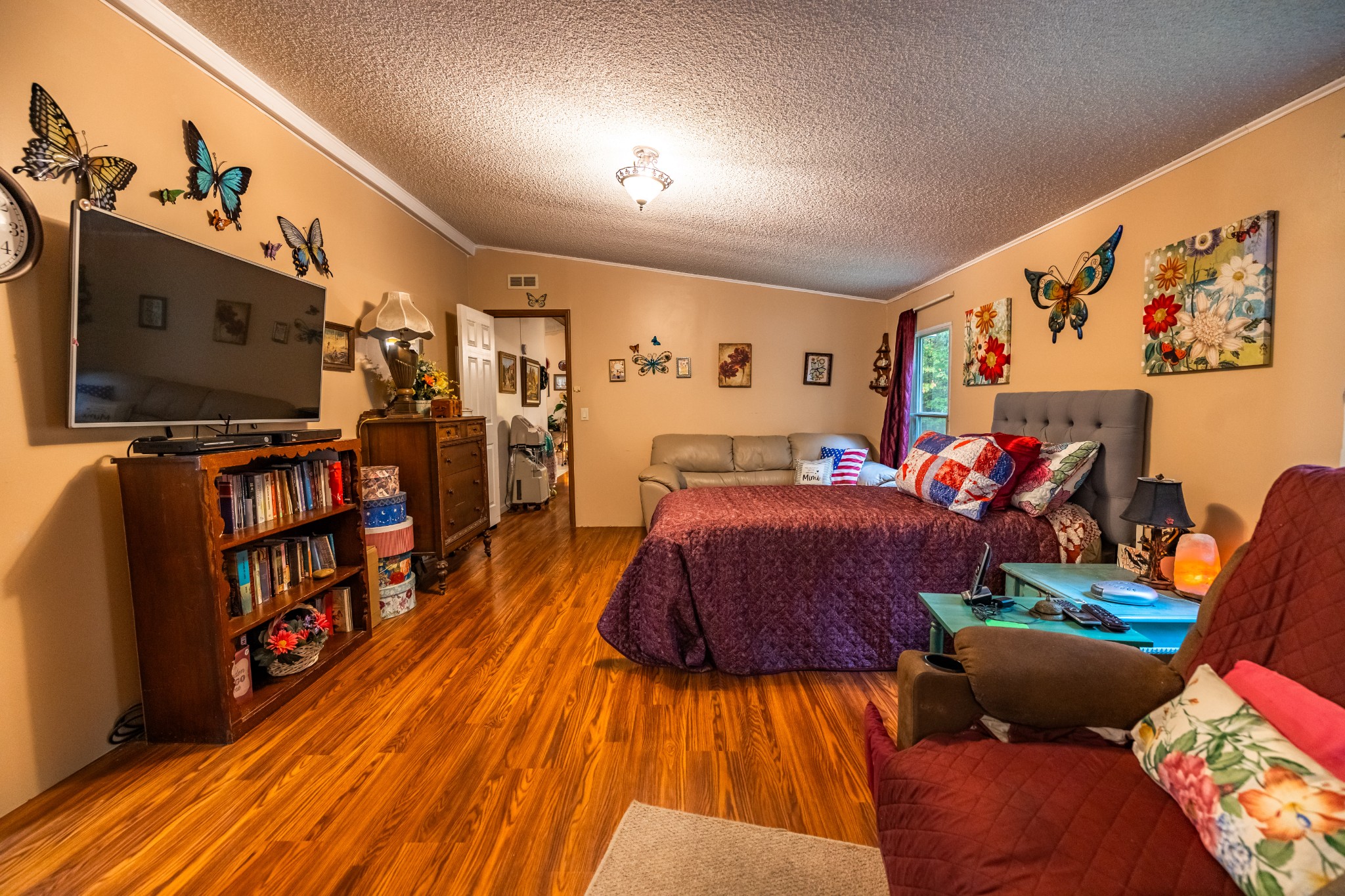 382 Locust Road Dunlap, TN 37327 - Photo 33 of 44 a living room with furniture and a flat screen tv