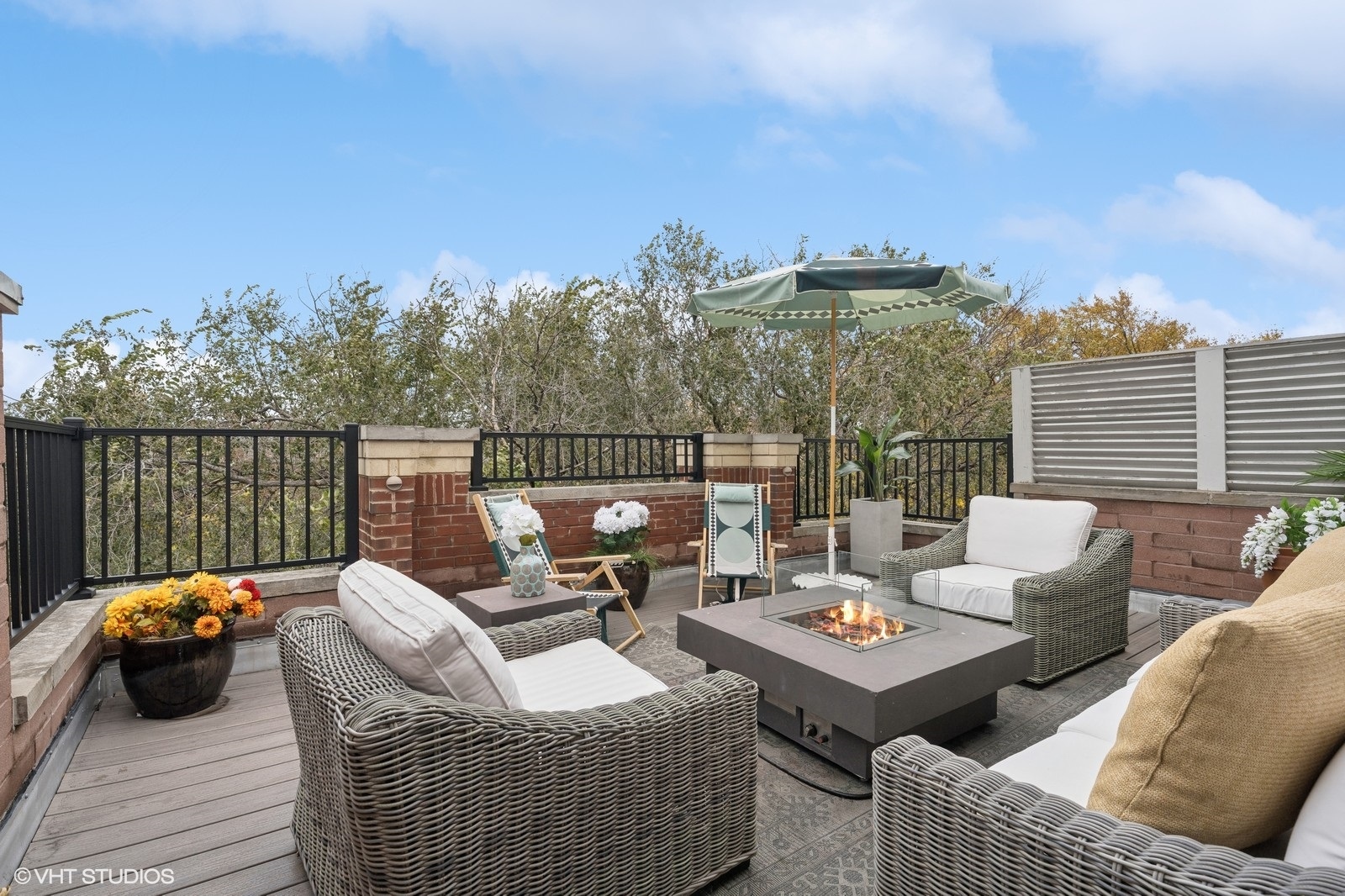 3232 North Seminary Avenue, Unit 3 Chicago, IL 60657 - Photo 19 of 22 a terrace view with seating space