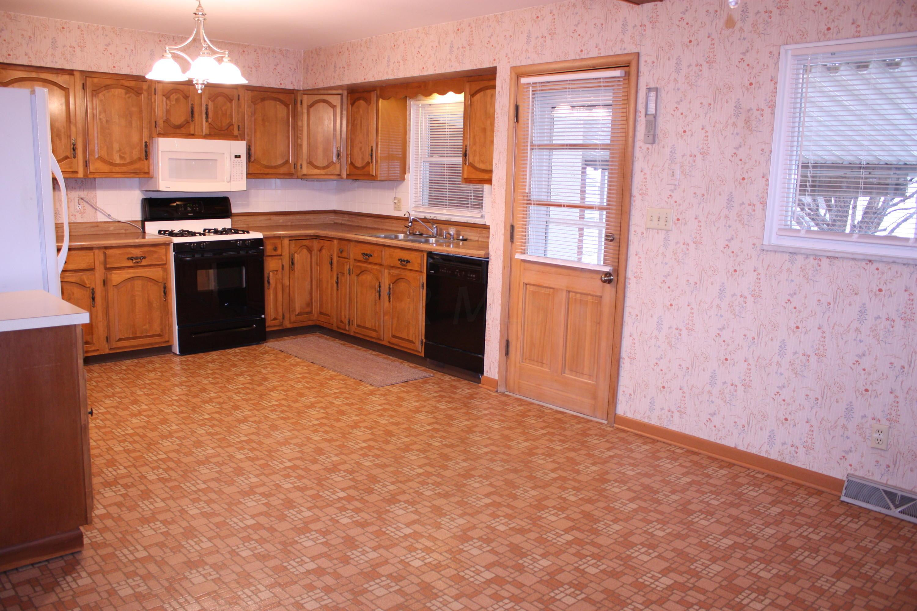 242 Topsfield Road Columbus, OH 43228 - Photo 8 of 31 Gallery Image 8