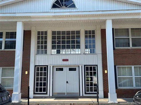 $1,100 | 230 Five Mile Road Road, Redford, MI 48239