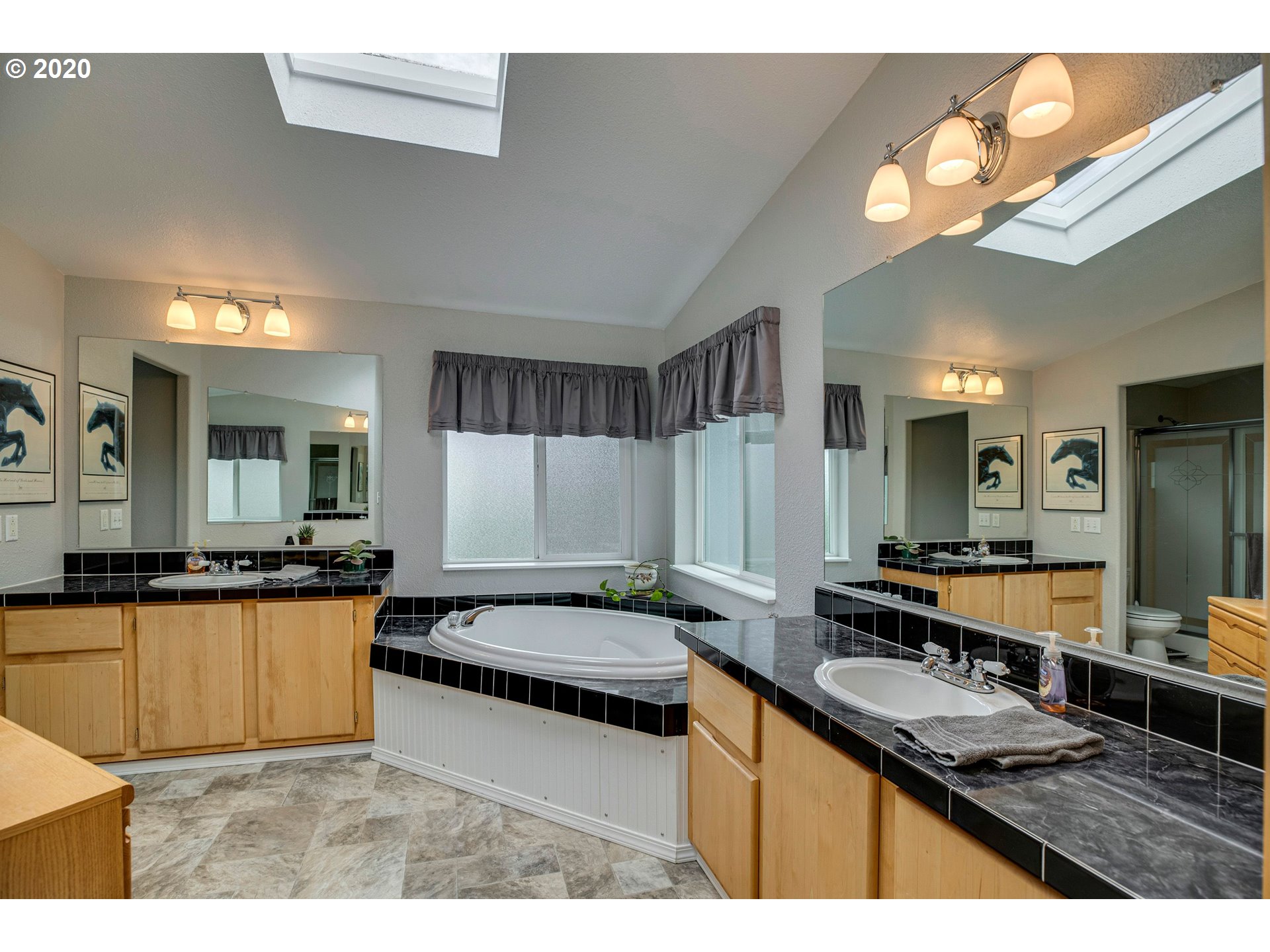 1686 Markham Road Hood River, OR 97031 - Photo 12 of 32 Gallery Image 12