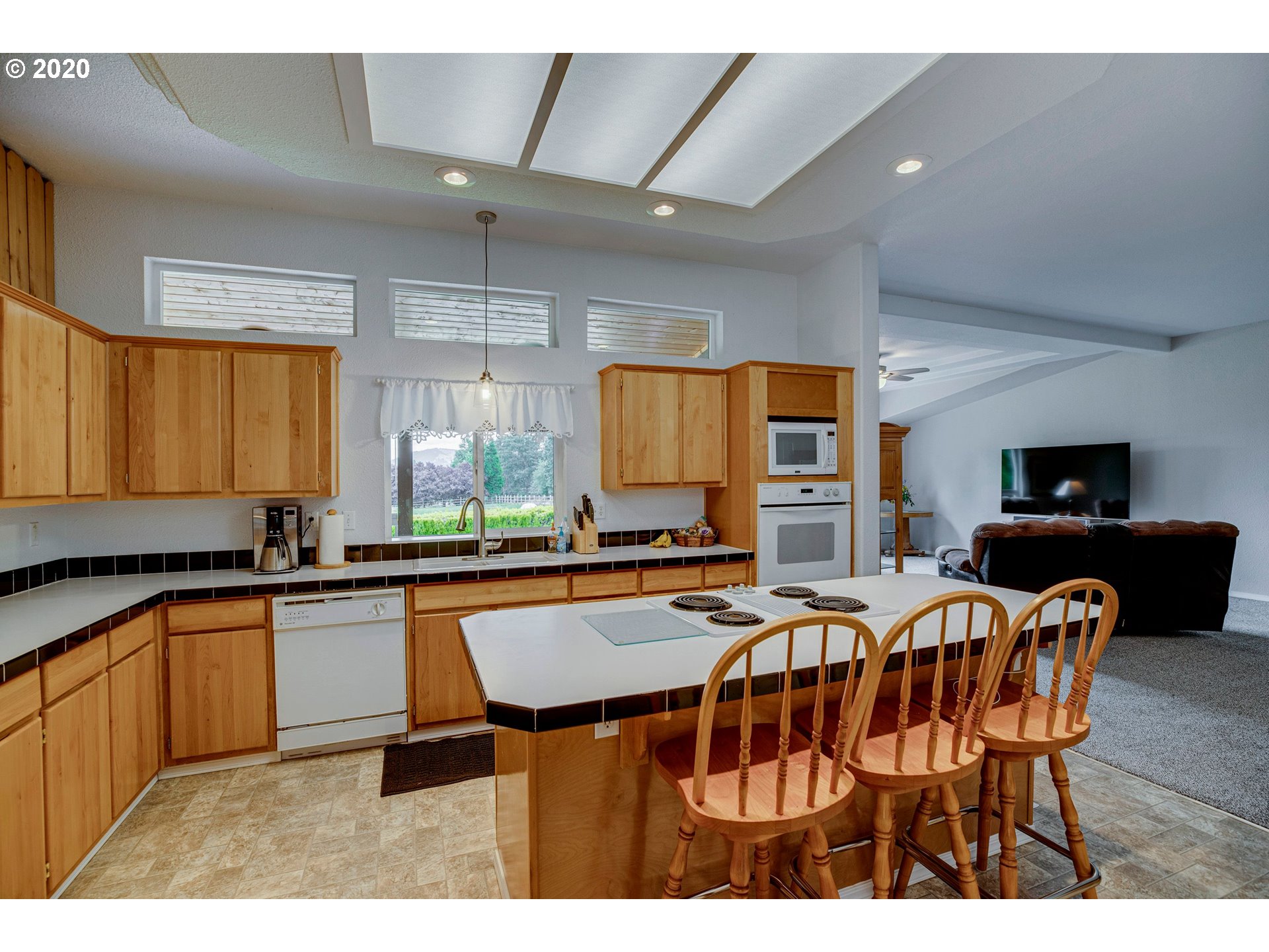 1686 Markham Road Hood River, OR 97031 - Photo 10 of 32 Gallery Image 10