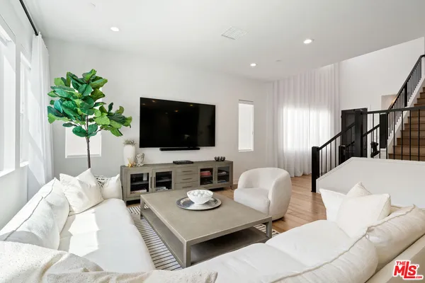 $1,195,000 | 19254 Blackthorn Drive, Santa Clarita, CA 91351