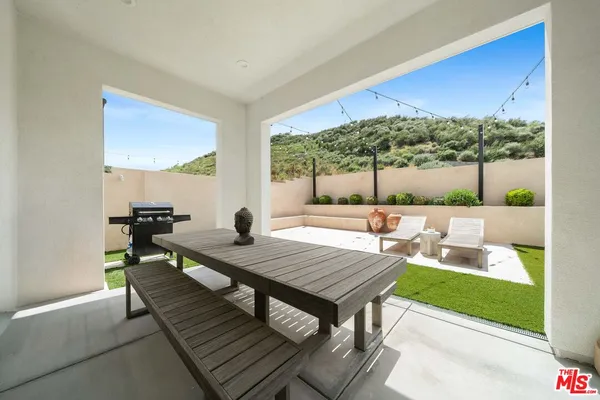 $1,195,000 | 19254 Blackthorn Drive, Santa Clarita, CA 91351