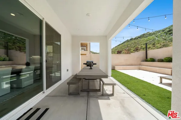 $1,195,000 | 19254 Blackthorn Drive, Santa Clarita, CA 91351