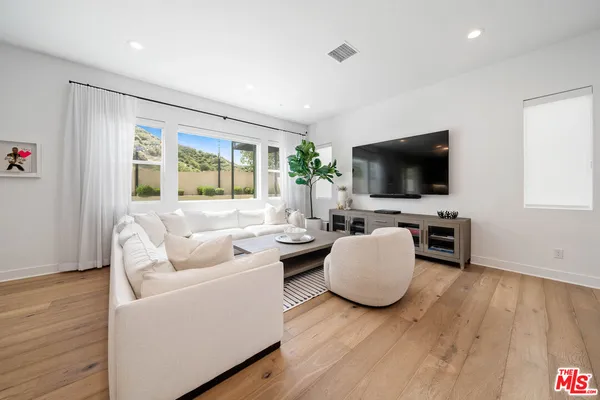 $1,195,000 | 19254 Blackthorn Drive, Santa Clarita, CA 91351