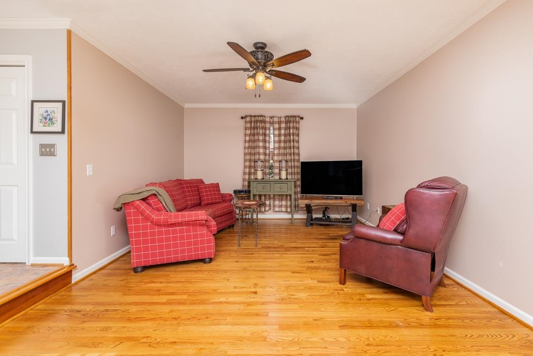 624 Augusta Farms Road Waynesboro, VA 22980 - Photo 9 of 63 a living room with furniture