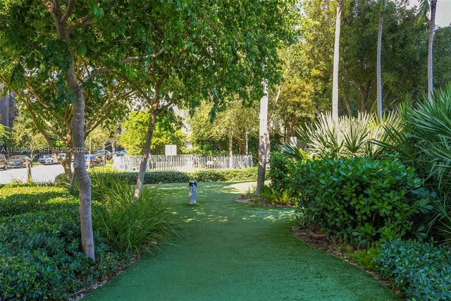 a view of yard with green space