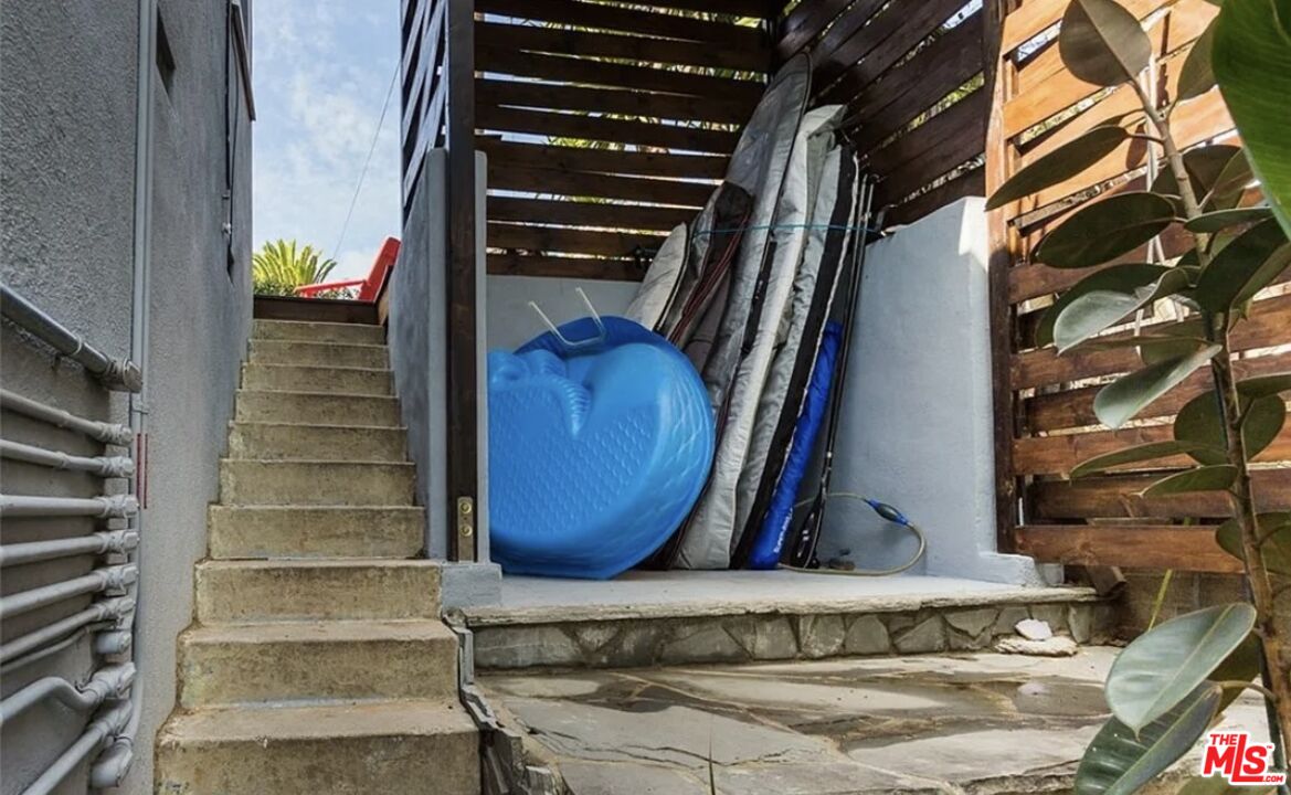 7032 Trask Avenue Playa del Rey, CA 90293 - Photo 16 of 35 a view of entryway