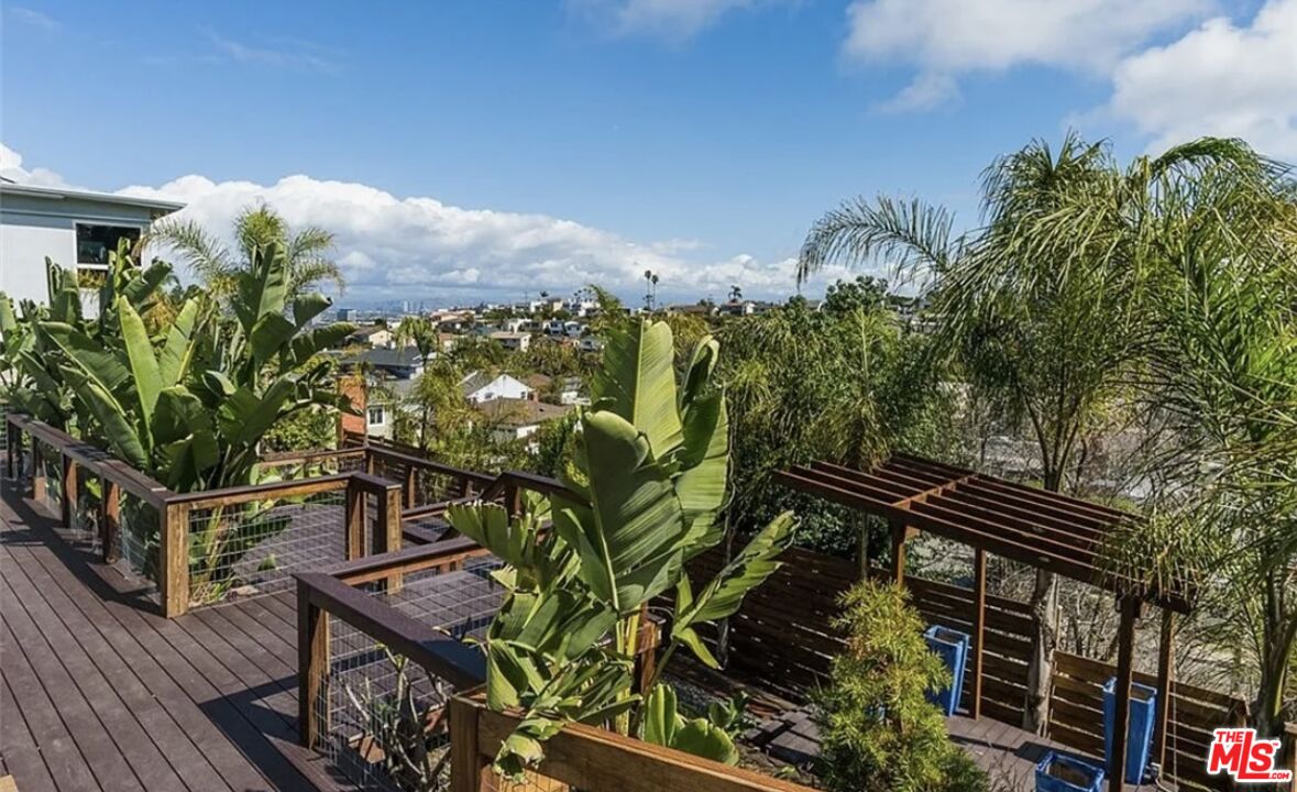 7032 Trask Avenue Playa del Rey, CA 90293 - Photo 25 of 35 a view of an outdoor sitting area