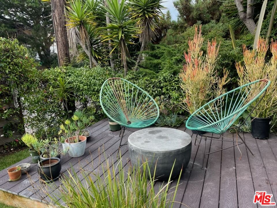 7032 Trask Avenue Playa del Rey, CA 90293 - Photo 29 of 35 a view of outdoor dining space with a table and chairs