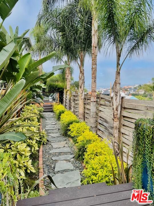 7032 Trask Avenue Playa del Rey, CA 90293 - Photo 32 of 35 a view of an outdoor space