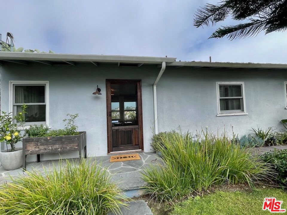 7032 Trask Avenue Playa del Rey, CA 90293 - Photo 4 of 35 a view of a house with a tub
