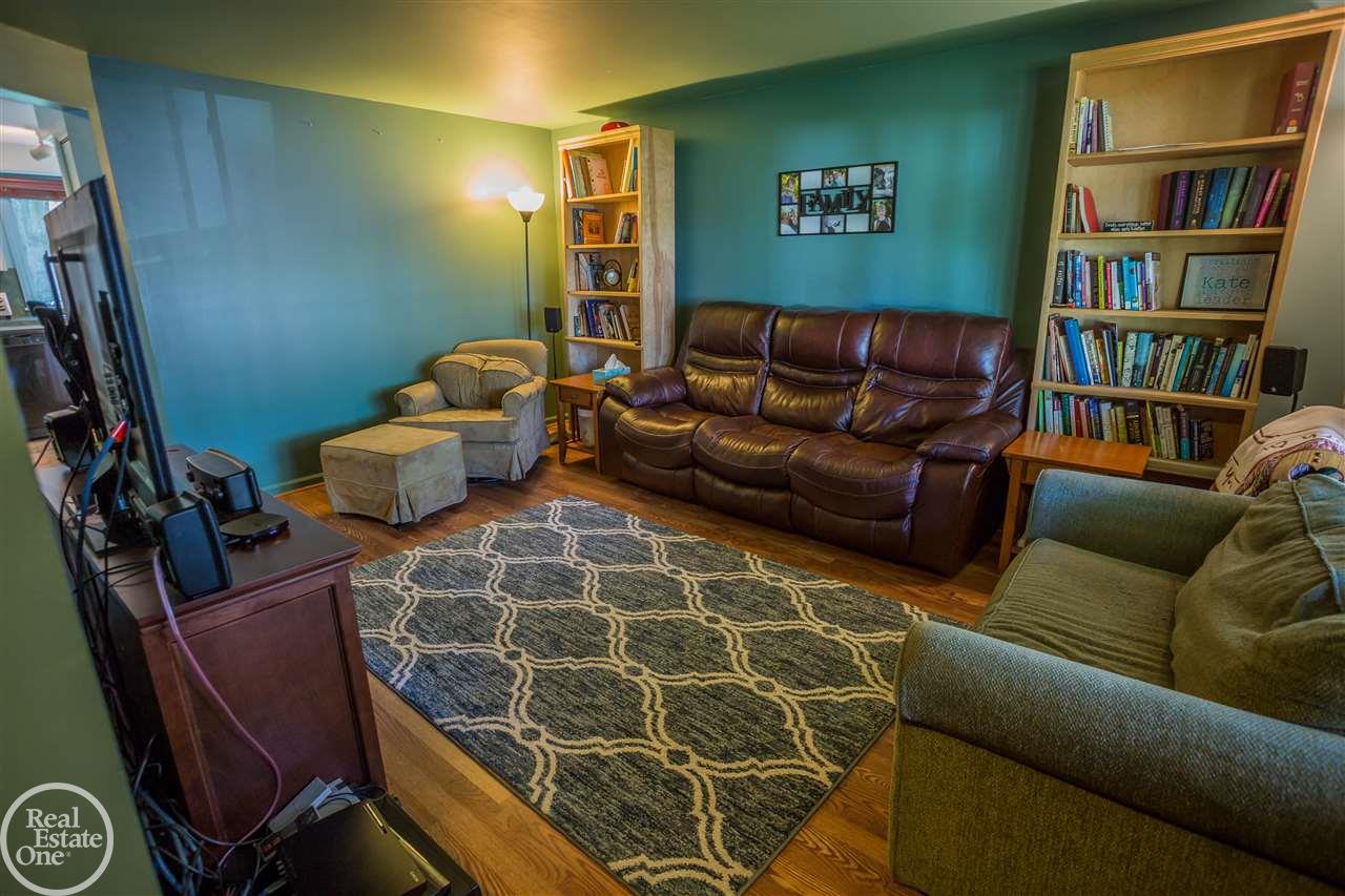 3276 Riverside Drive Port Huron, MI 48060 - Photo 11 of 60 31385791-10.JPG