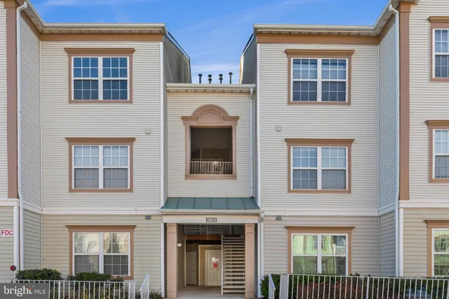 $2,550 | 21855 Locomotive Terrace, Unit 302, Sterling, VA 20166