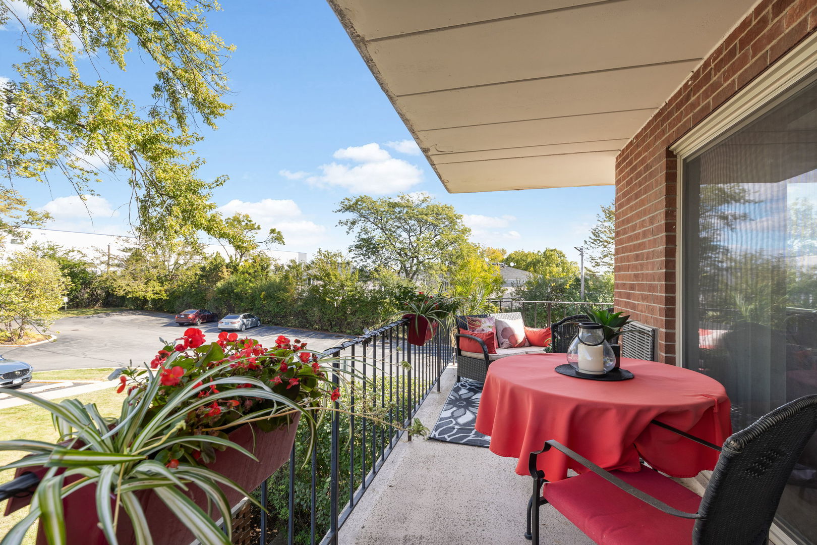 18 East Old Willow Road, Unit 210N Prospect Heights, IL 60070 - Photo 16 of 18 a view of a tables and chairs in patio