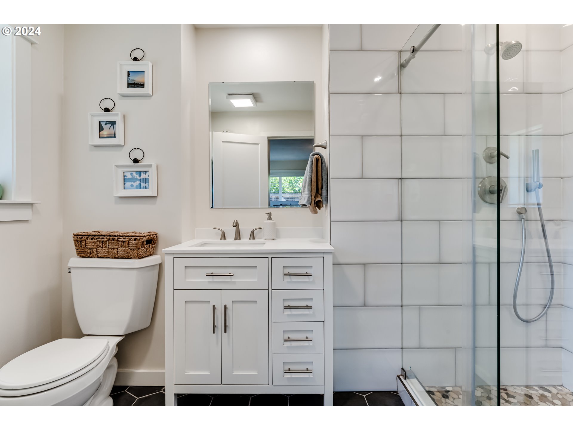 2190 Dalton Drive Eugene, OR 97404 - Photo 13 of 30 Bathroom
