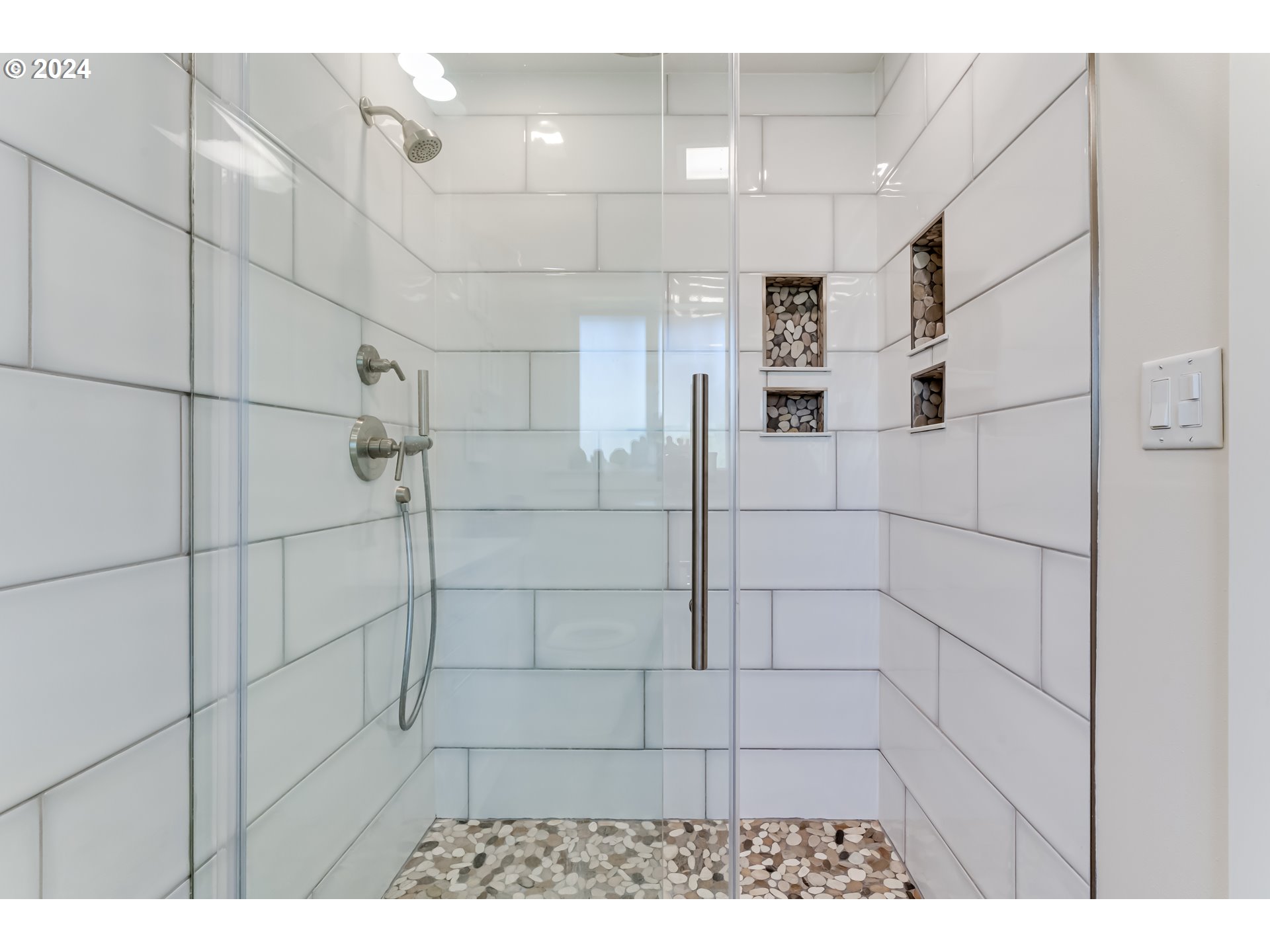 2190 Dalton Drive Eugene, OR 97404 - Photo 14 of 30 Bathroom