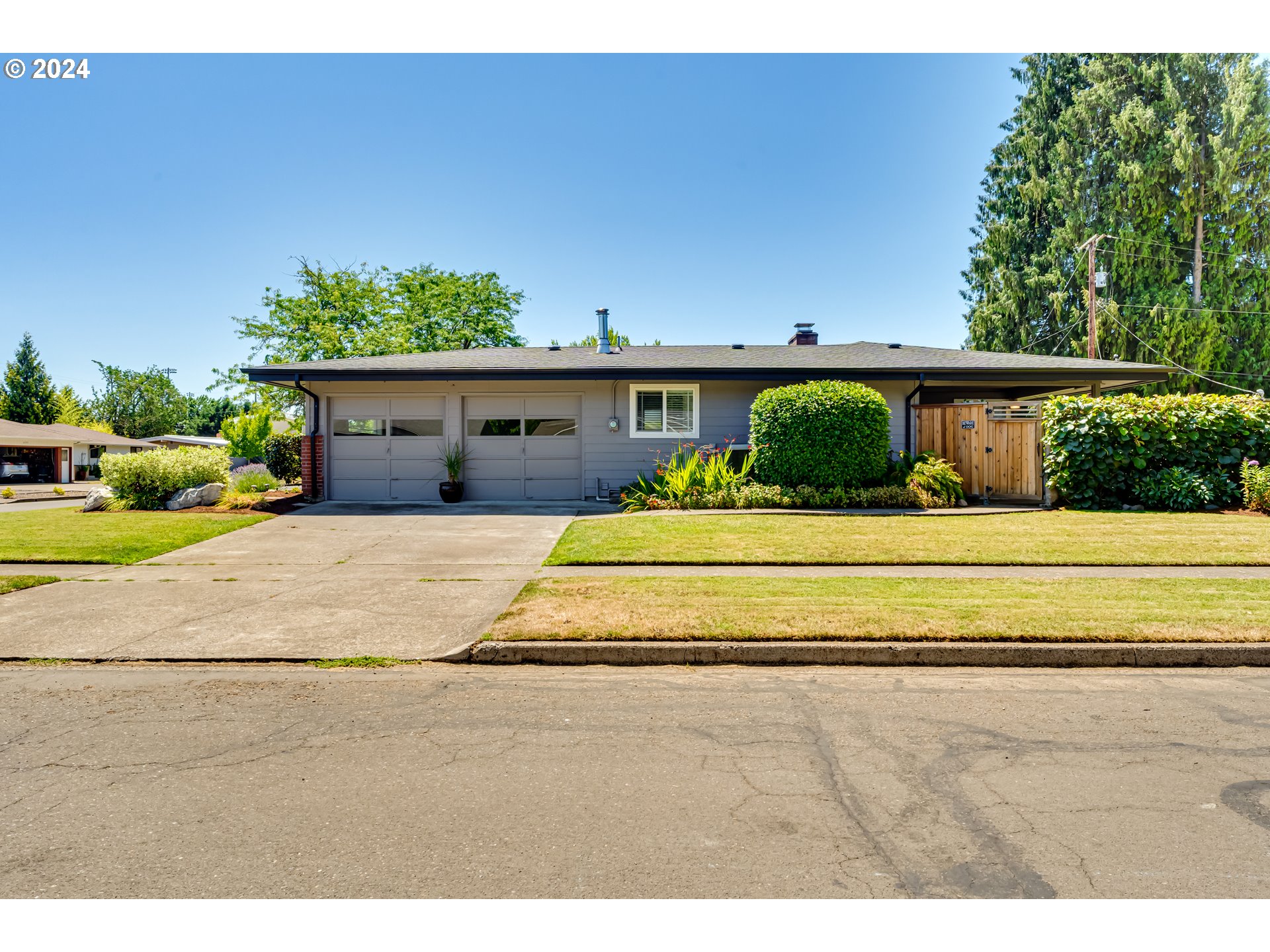 2190 Dalton Drive Eugene, OR 97404 - Photo 27 of 30 Garage