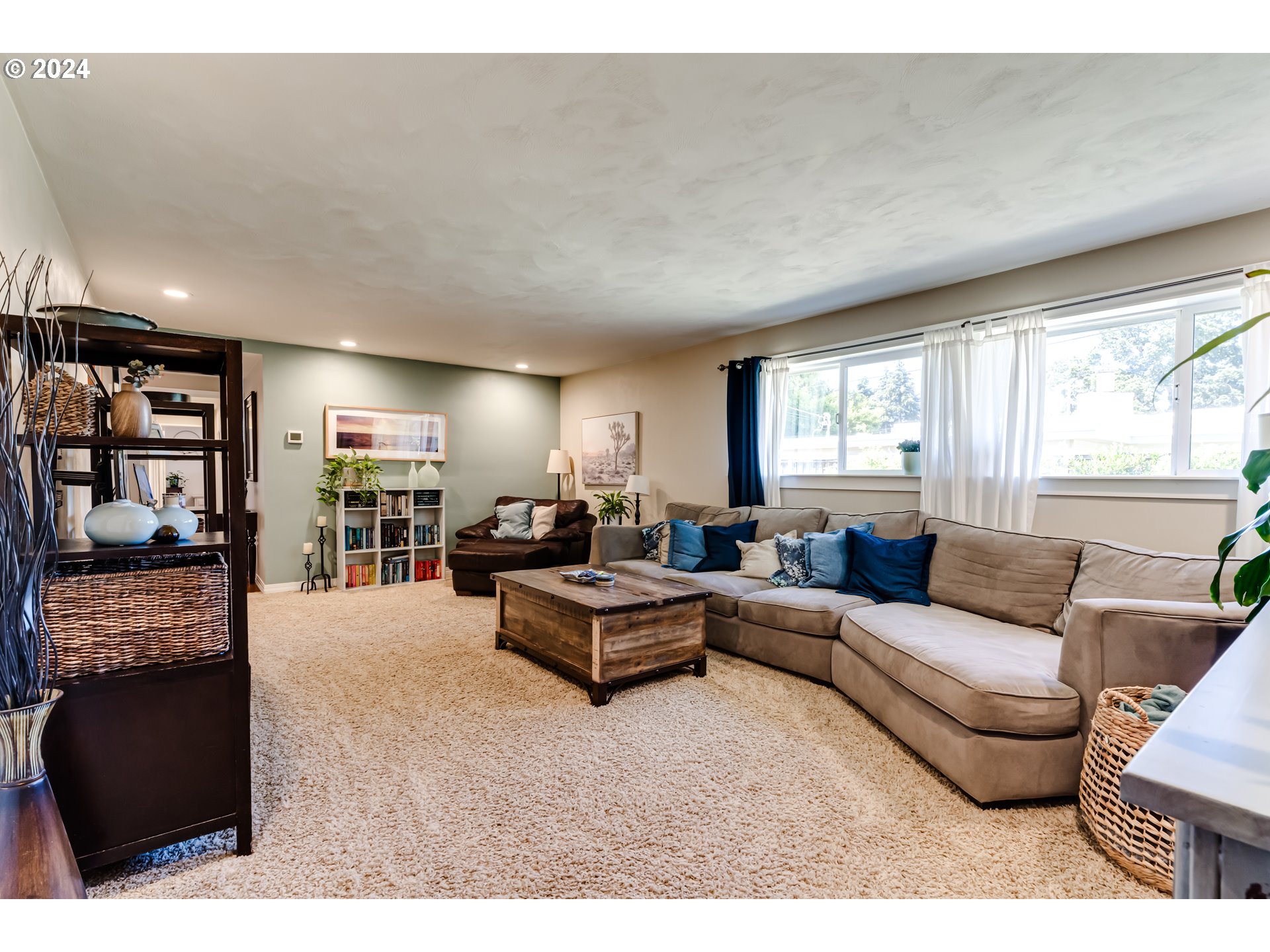 2190 Dalton Drive Eugene, OR 97404 - Photo 4 of 30 Living Room