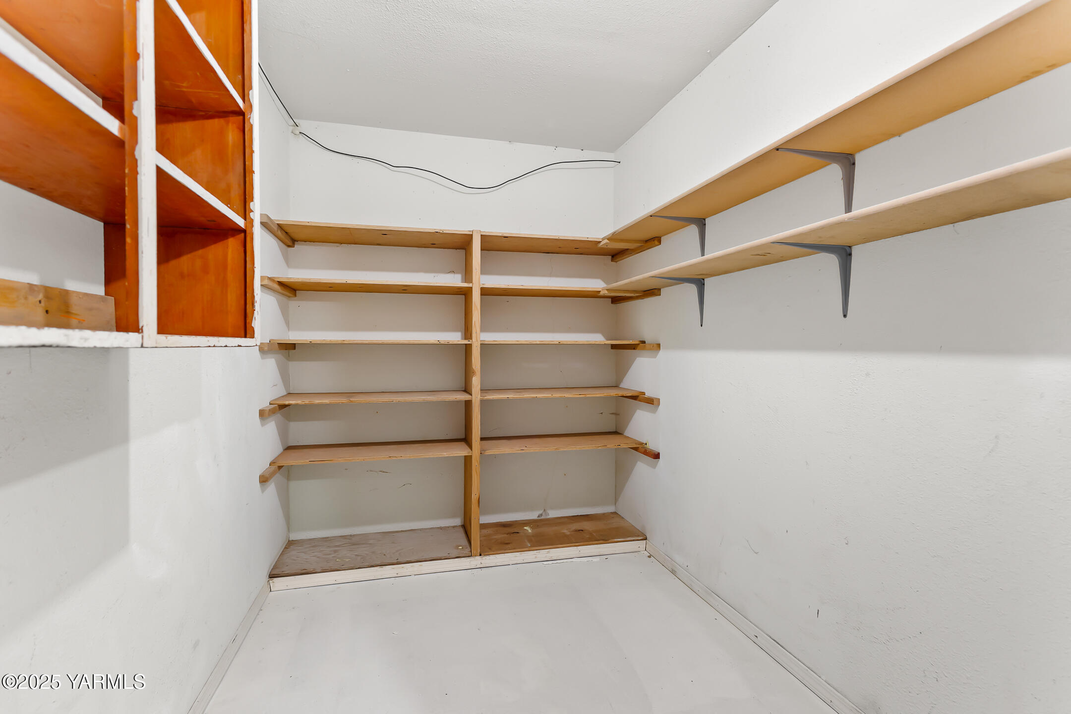 171 West Taylor Road Selah, WA 98942 - Photo 25 of 37 a view of an empty walk in closet