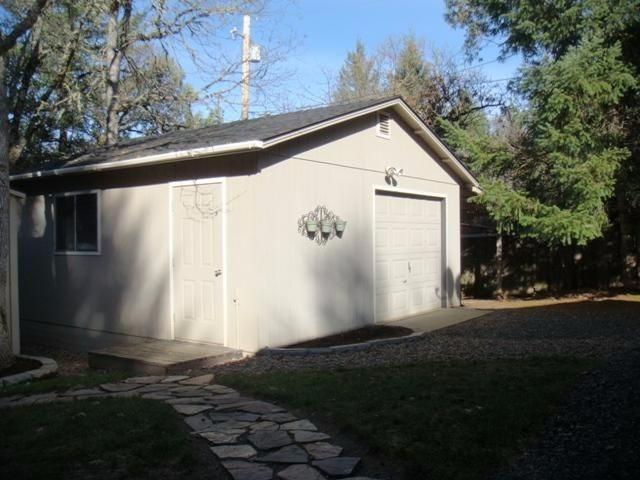 576 Upper Applegate Road Jacksonville, OR 97530 - Photo 5 of 10 a view of backyard of house