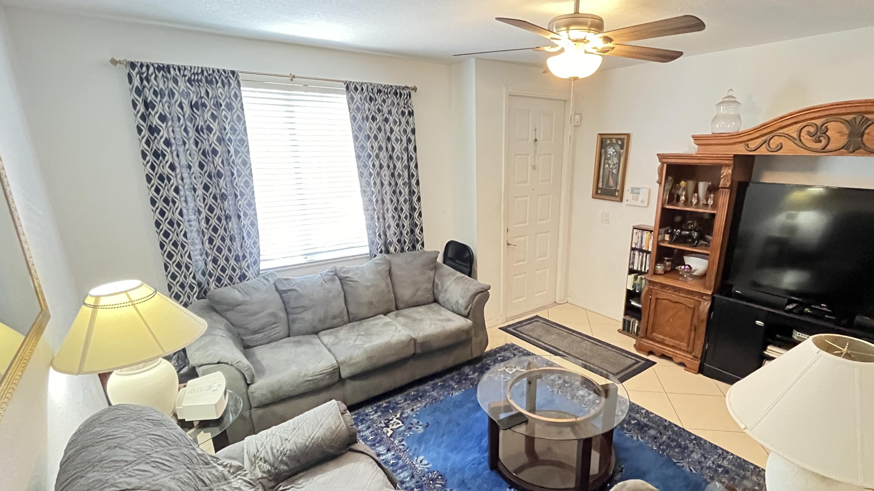 1910 Alamanda Way Riviera Beach, FL 33404 - Photo 4 of 15 IMG_6501