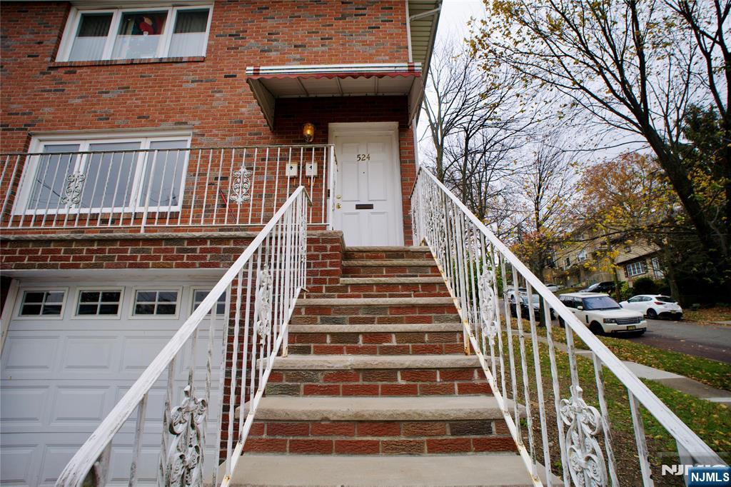 524 Studio Road, Unit 1 Ridgefield, NJ 07657 - Photo 2 of 44 a view of entryway