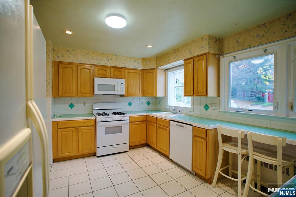 524 Studio Road, Unit 1 Ridgefield, NJ 07657 - Photo 38 of 44 a kitchen with a stove a sink and a refrigerator
