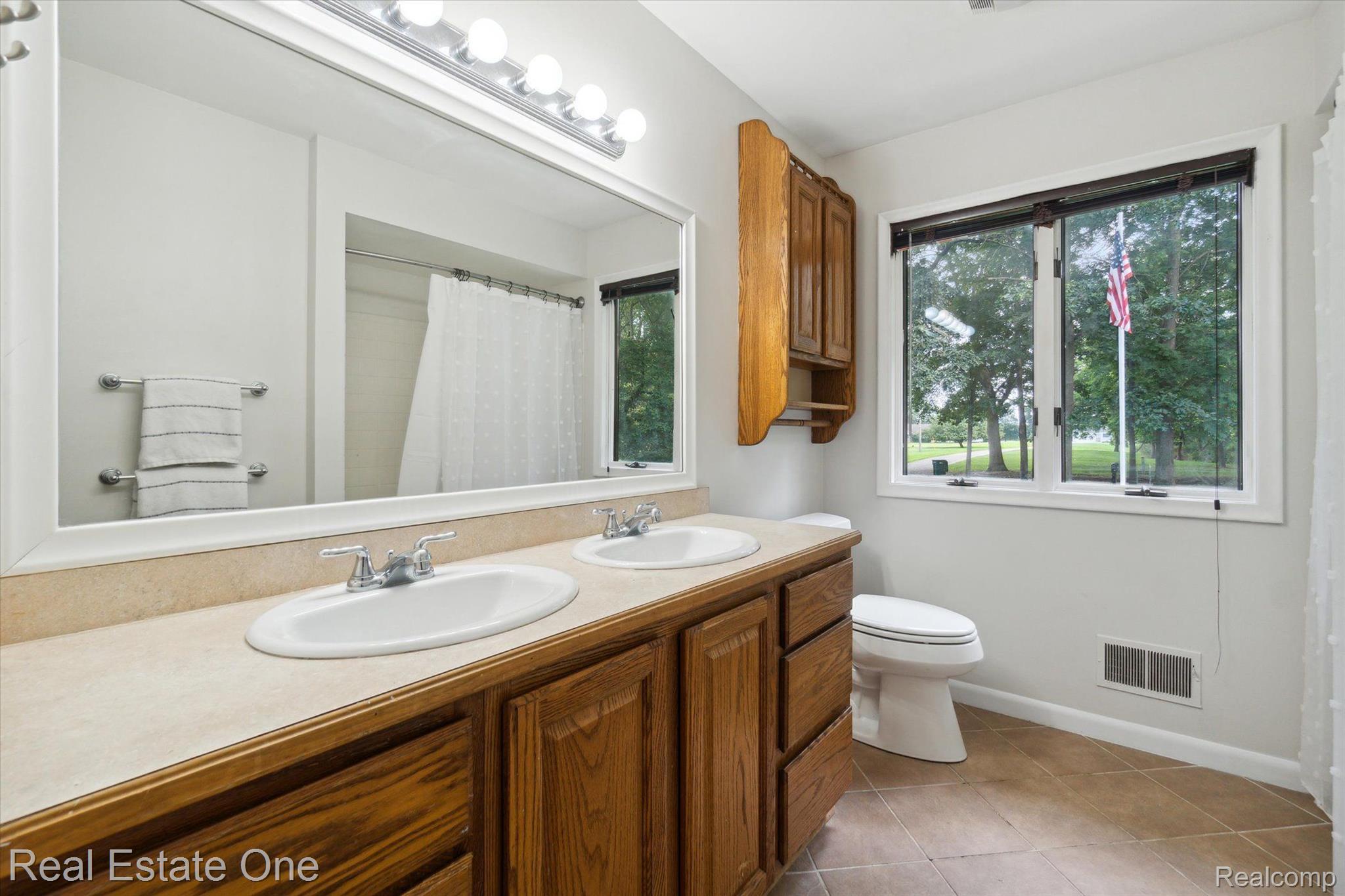 12160 Rattalee Lake Road Davisburg, MI 48350 - Photo 15 of 46 Full bath with double sink and tub/shower