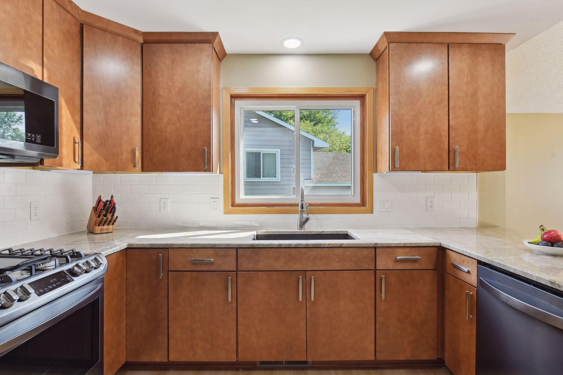 16408 South Manor Road Eden Prairie, MN 55346 - Photo 7 of 42