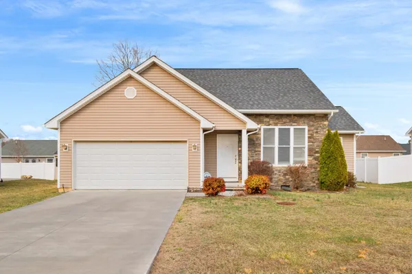 a view of a house with backyard