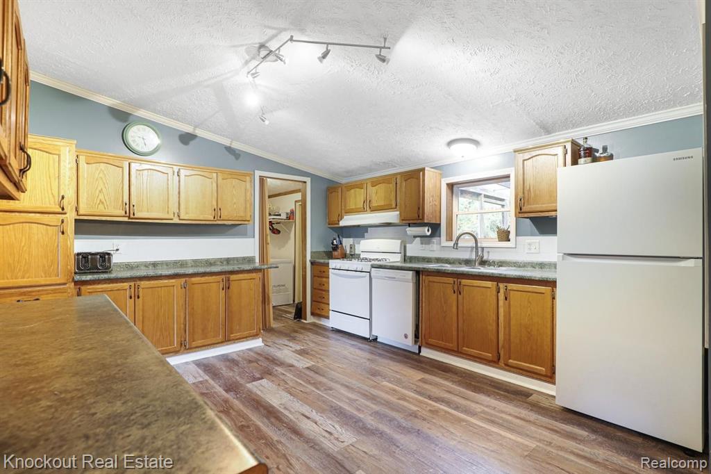8656 Murphy Lake Road Vassar, MI 48768 - Photo 13 of 46