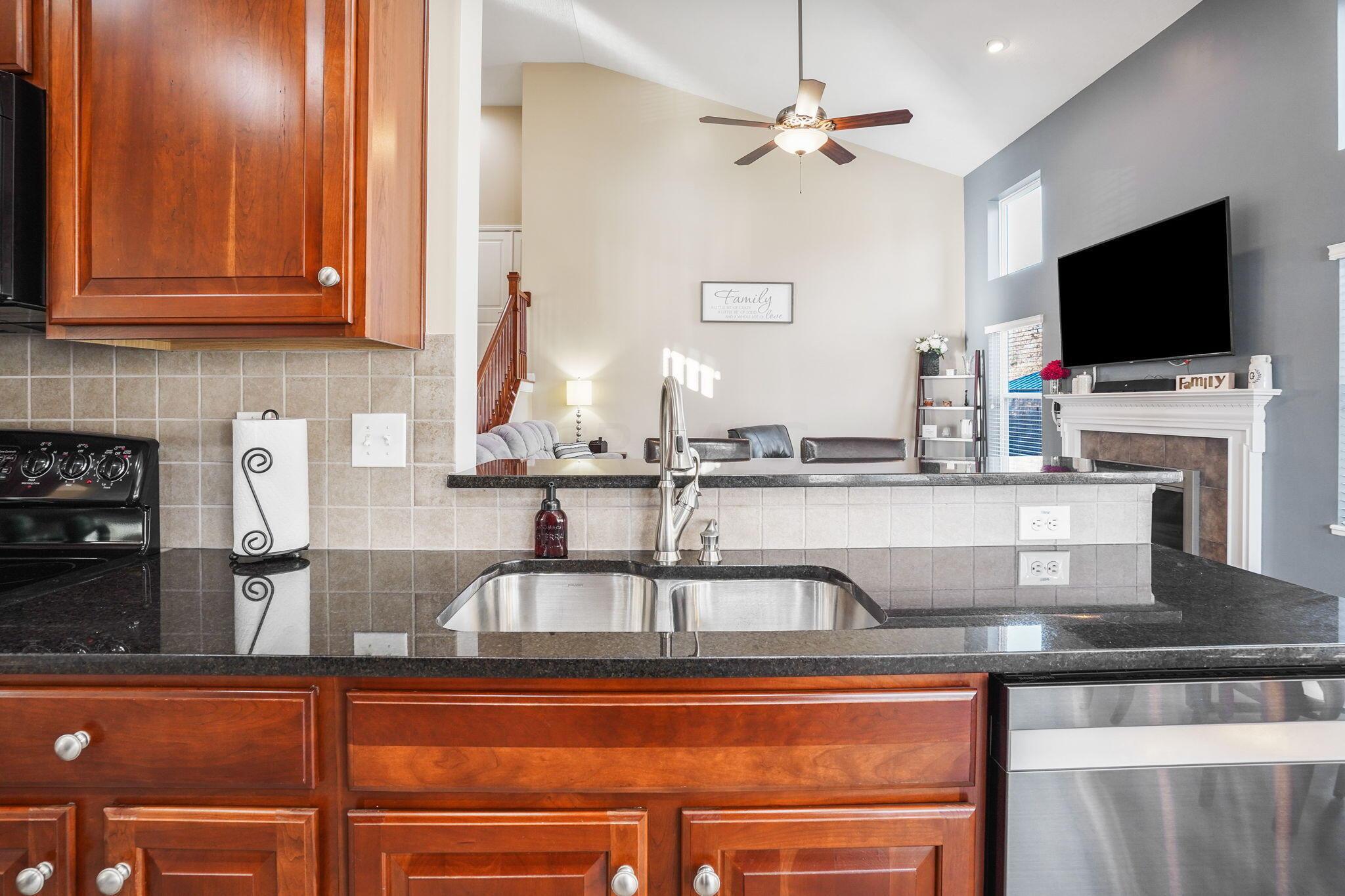 120 Mendolin Way Powell, OH 43065 - Photo 23 of 61 Large kitchen and eating area