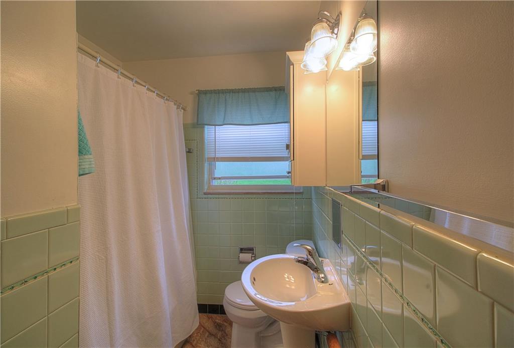735 Beaver Street Rochester, PA 15074 - Photo 11 of 22 Main bath. Crisp and clean with nice updates!