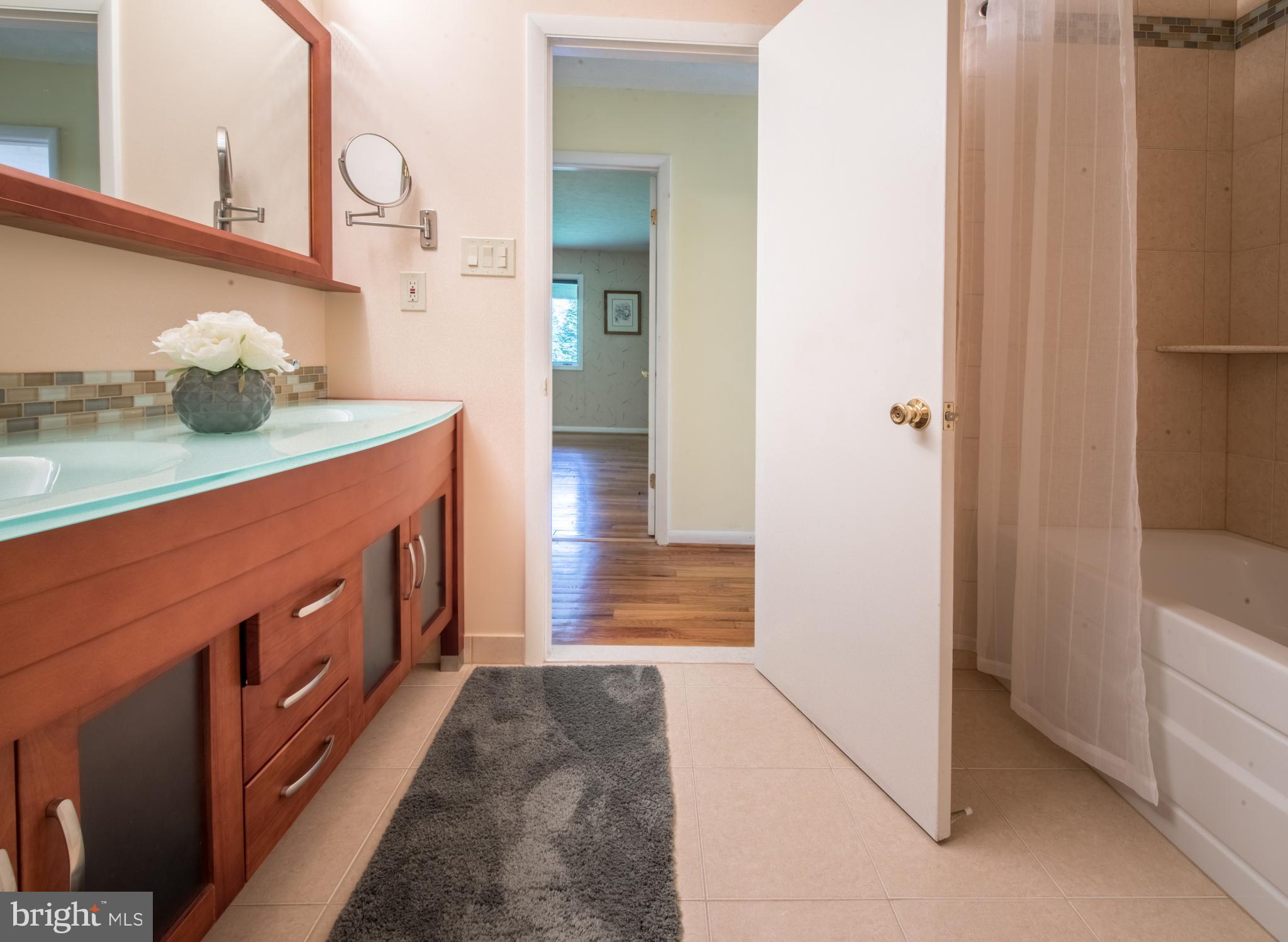 3500 Englemeade Road Baltimore, MD 21208 - Photo 27 of 35 HALL BATH WITH LARGE TUB