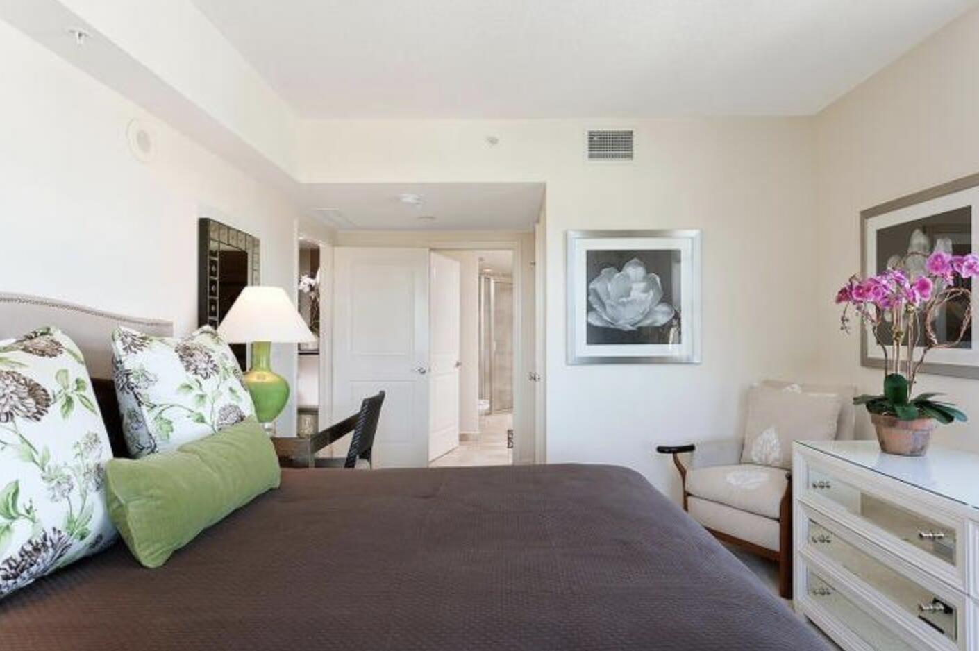 403 South Sapodilla Avenue, Unit 618 West Palm Beach, FL 33401 - Photo 7 of 20 a living room with furniture and flowers