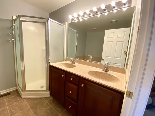 $3,100 | 300 Lunt Avenue, Unit 300, Schaumburg, IL 60193