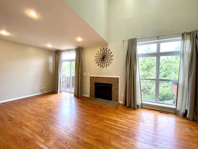 $3,100 | 300 Lunt Avenue, Unit 300, Schaumburg, IL 60193