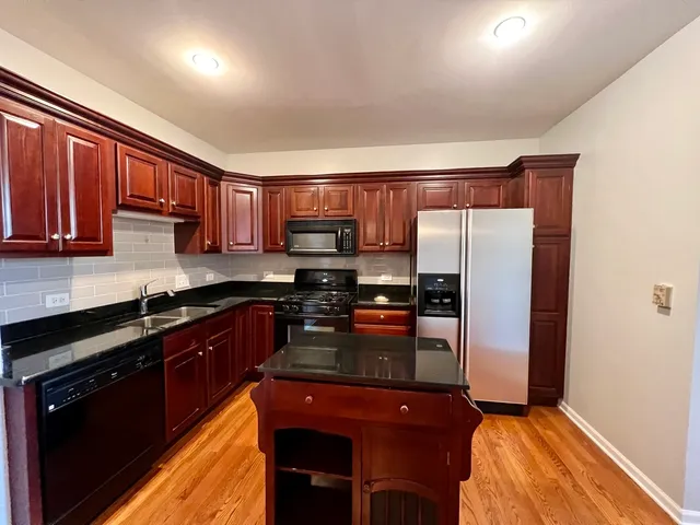 $3,100 | 300 Lunt Avenue, Unit 300, Schaumburg, IL 60193