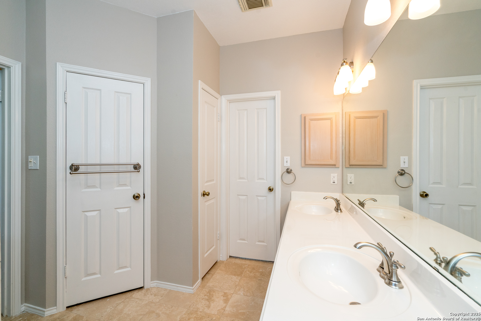 244 Turkey Tree Cibolo, TX 78108 - Photo 25 of 48 a bathroom with a tub sink and mirror