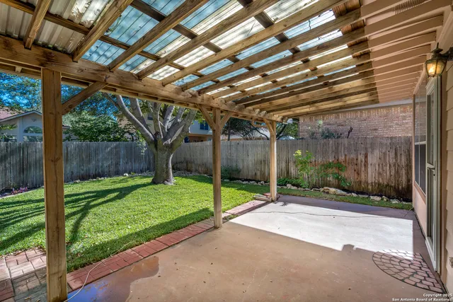 a view of a backyard