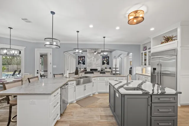 $899,999 | 5520 Forest Cove Drive, Dickinson, TX 77539