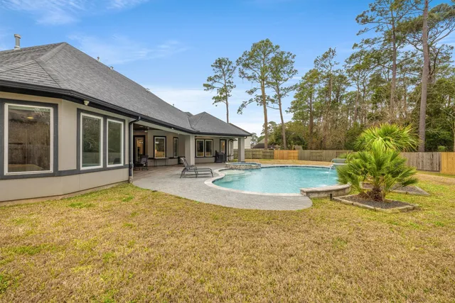 $899,999 | 5520 Forest Cove Drive, Dickinson, TX 77539