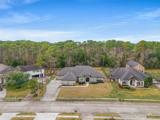 $899,999 | 5520 Forest Cove Drive, Dickinson, TX 77539