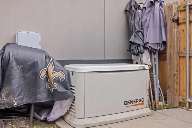 $899,999 | 5520 Forest Cove Drive, Dickinson, TX 77539